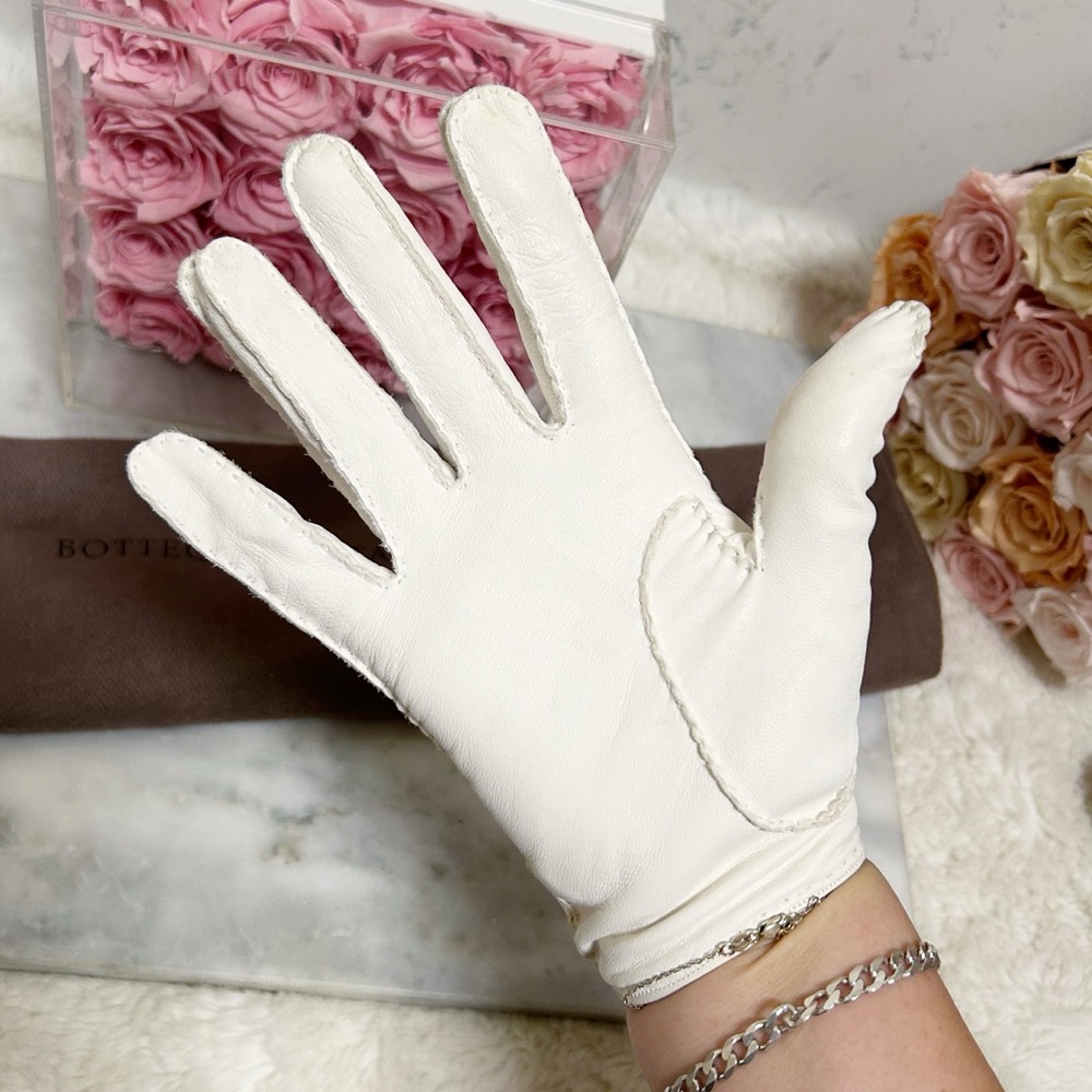Authentic Bottega Veneta White Lambskin Leather Driving Gloves - Picture 8 of 11